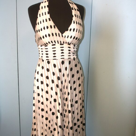 "Marilyn Munro Inspired" Dress with Pleated Skirt - Picture 2 of 10